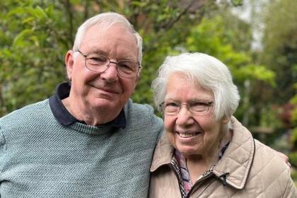 Robert Isdale, de 81 años, y su esposa, Margaret, de 80, actualmente cuidan a un bebé de 8 meses