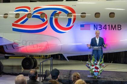 Robert Isom, CEO de American Airlines, presentó la aeronave que ejecutará la travesía