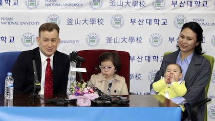 Robert Kelly llevó a toda la familia a la conferencia: su mujer Kim Jung-a, su hija Marion, de cuatro años, y su hijo James, de nueve meses