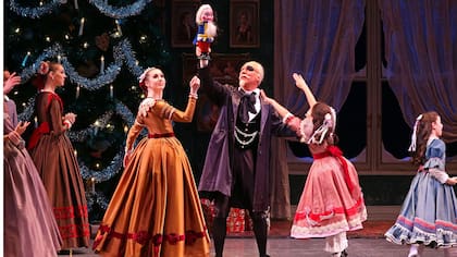 Robert La Fosse, como Drosselmeyer, con el elenco del New York City Ballet en El cascanueces en versión de Balanchine, en 2013