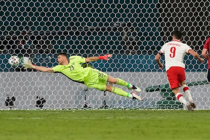Robert Lewandowski acaba de anotar el gol con el que Polonia terminará 1 a 1 con España; fue apenas el tercer tanto del delantero de 32 años entre mundiales y Eurocopa.