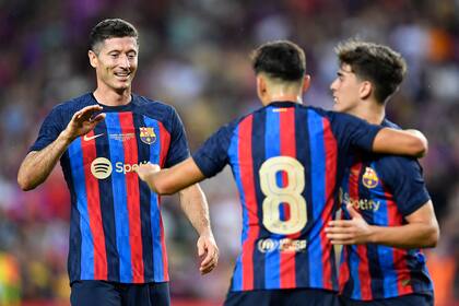 Robert Lewandowski anotó su primer gol con la camiseta de Barcelona este domingo; lo celebra con Gavi; fue en el 6-0 ante Pumas por la Copa Joan Gamper