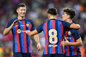 Robert Lewandowski anotó su primer gol con la camiseta de Barcelona este domingo; lo celebra con Gavi; fue en el 6-0 ante Pumas por la Copa Joan Gamper