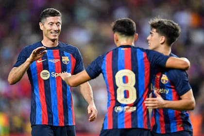 Robert Lewandowski anotó su primer gol con la camiseta de Barcelona este domingo; lo celebra con Gavi; fue en el 6-0 ante Pumas por la Copa Joan Gamper