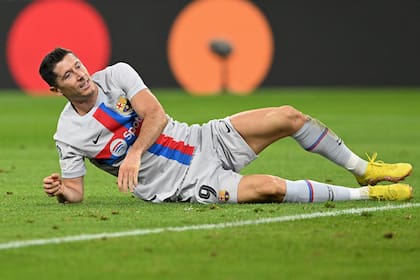 Robert Lewandowski, caído, tras una de las oportunidades de gol que tuvo en Bayern Munich-Barcelona