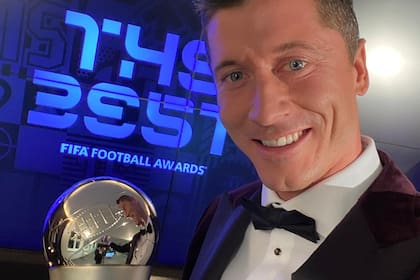 El polaco Robert Lewandowski, de Bayern Munich, posa con el premio The Best que entrega la FIFA; venció a Lionel Messi y Cristiano Ronaldo en la votación.