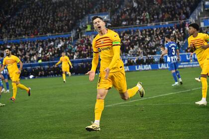 Robert Lewandowski del Barcelona celebra tras anotar el primer gol de su equipo en el encuentro ante el Alavés en la liga española el sábado 3 de febrero del 2024. (AP Foto/Alvaro Barrientos)