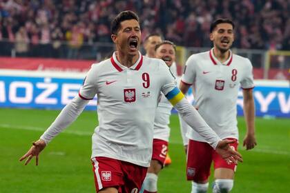 Robert Lewandowski festeja luego de conseguir el primer gol de Polonia frente a Suecia; el delantero de Bayern estará en el Mundial Qatar 2022, y Zlatan Ibrahimovc, no.