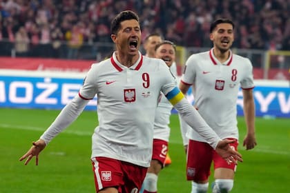 Robert Lewandowski festeja luego de conseguir el primer gol de Polonia frente a Suecia; el delantero de Bayern estará en el Mundial Qatar 2022, y Zlatan Ibrahimovc, no.