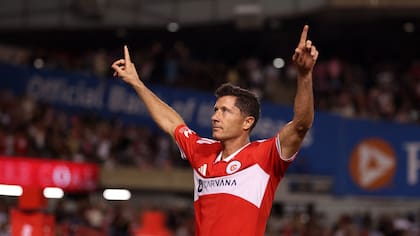 Robert Lewandowski festeja su gol ante el Inter Miami de Lionel Messi