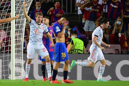 Robert Lewandowski festeja su primer gol frente al Barcelona