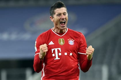 Robert Lewandowski festeja un gol durante el partido de la Bundesliga que Bayern Munich le ganó a Borussia Dortmund.