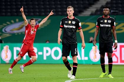 Robert Lewandowski festeja uno de sus dos goles; el delantero polaco suma 51 tantos oficiales en la temporada.