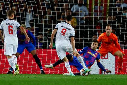 Robert Lewandowski marca el tercer gol del Bayern Múnich ante el Barcelona en el partido por la Liga de Campeones, el martes 14 de septiembre de 2021. (AP Foto/Joan Monfort)