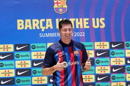 Robert Lewandowski porta la camiseta del Barcelona durante su presentación oficial con el equipo en Fort Lauderdale, Florida el miércoles 20 de julio del 2022. (AP Foto/Marta Lavandier)