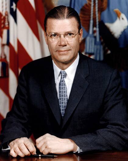 Robert McNamara, fue el primer presidente de Ford que no era miembro de la familia fundadora y luego, secretario de Defensa de los Estados Unidos