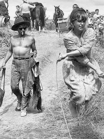 Robert Mitchum y Sally Field en el set de El camino del oeste