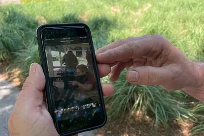 Robert muestra el video de su hija aprendiendo a disparar un AR-15 (Foto: BBC)