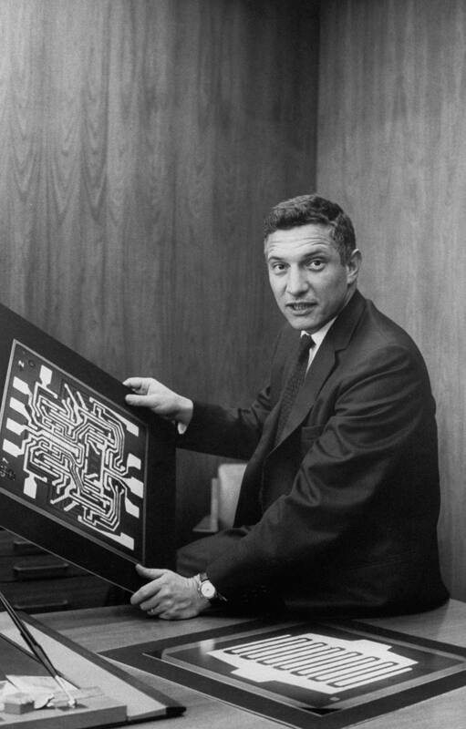 Robert Noyce en Fairchild, donde creó la piedra angular de la revolución digital