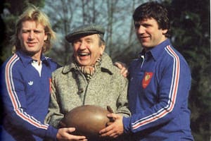 Robert Paparemborde (derecha) y su amigo Jean Pierre Rives bromeando con el especialista francés de rugby Roger Couderc