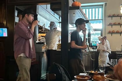 Robert Pattinson en la parrila Don Julio subida a witter por un usuario