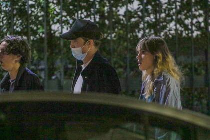 Robert Pattinson fue a cenar de incógnito con su novia Suki Waterhouse y la amiga y anfitriona de ambos en la ciudad, Sofia Malamute.