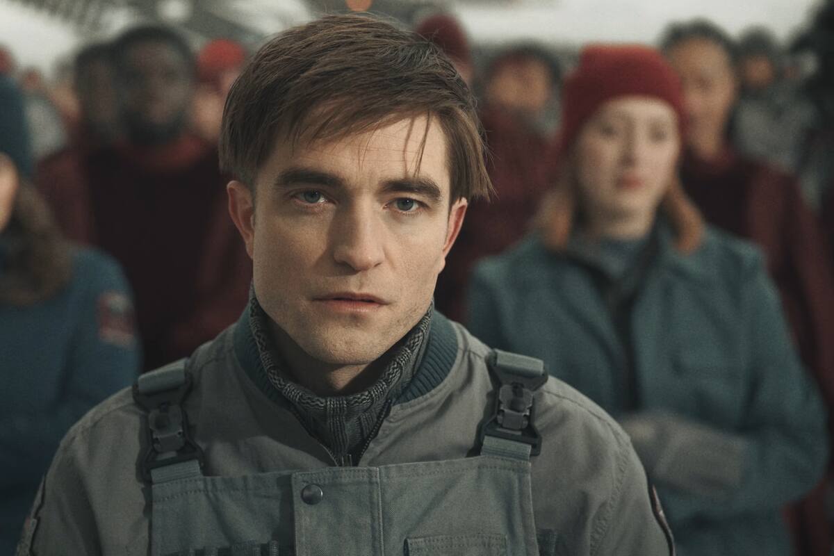 Robert Pattinson en una escena de Mickey 17