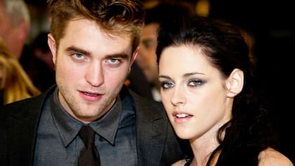 Robert Pattinson y su ex, Kristen Stewart, promocionando Crepúsculo.