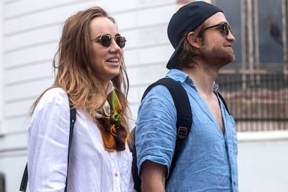 Robert Pattinson y Suki Waterhouse hicieron pública su relación en 2019 (Crédito: People)