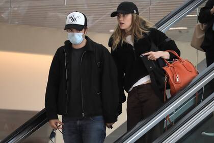 Robert Pattinson y Suki Waterhouse, llegando al aeropuerto de Los Ángeles