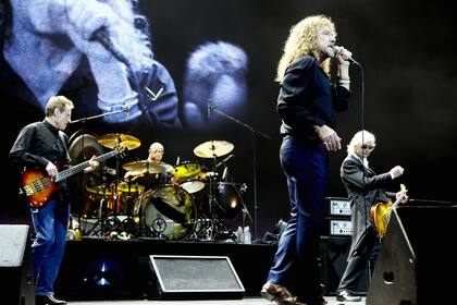 Robert Plant, Jimmy Page, John Paul Jones y Jason Bonham (hijo de John), en el concierto de homenaje a Ahmet Ertegün; en Londres, en 2007