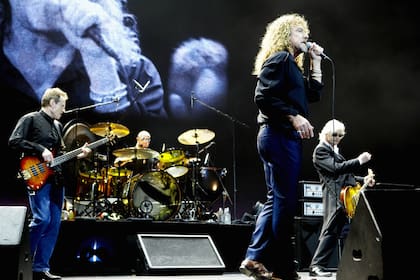 Robert Plant, Jimmy Page, John Paul Jones y Jason Bonham (hijo de John), en el concierto de homenaje a Ahmet Ertegün; en Londres, en 2007