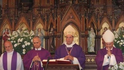Robert Prevost, a la derecha de monseñor Bochatey, en la iglesia de San Agustín, en marzo de 2013