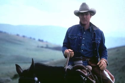 Robert Redford en "El hombre que susurraba a los caballos", adaptación cinematográfica del libro de Nicholas Evans, cuya muerte se conoció hoy