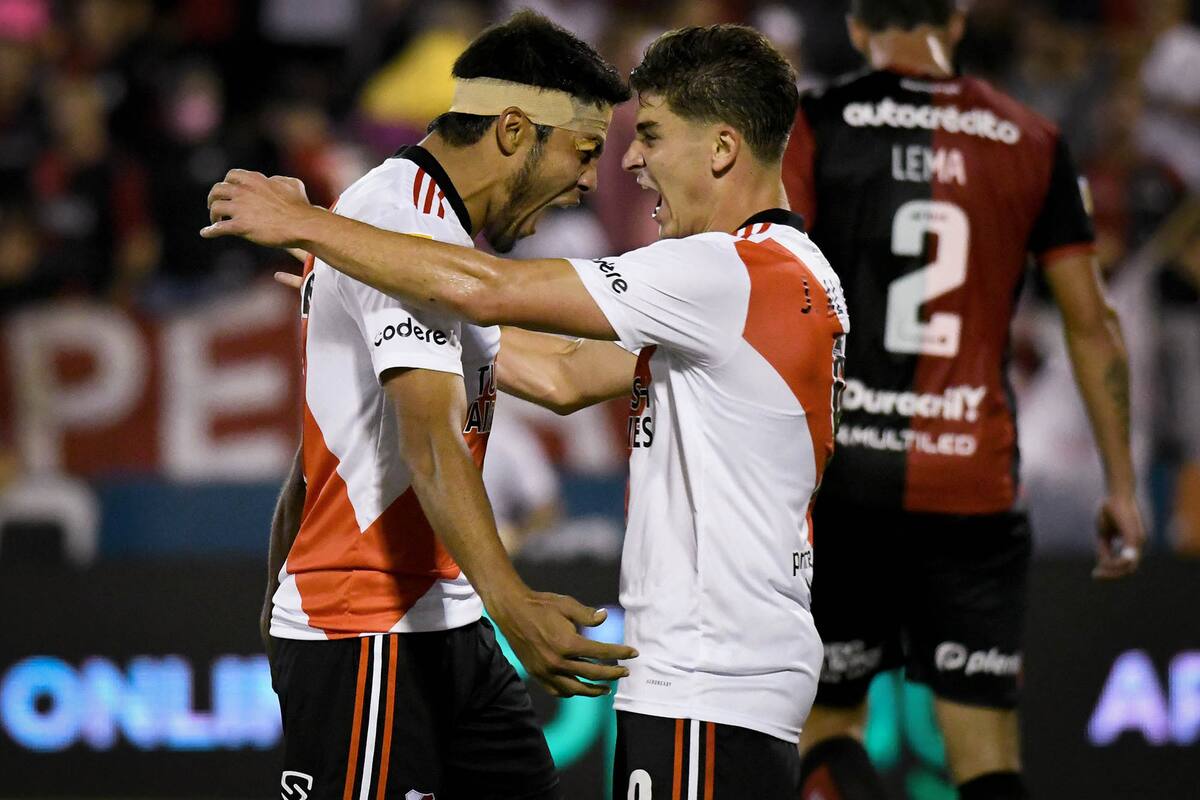 Robert Rojas celebra con Julian Álvarez el segundo de River en Rosario
