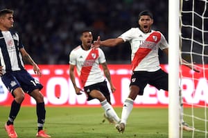 Robert Rojas empieza a festejar su gol, el primero de River, ganador de un partido crucial en Córdoba
