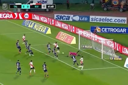 Robert Rojas está por impactar el centro desde la derecha de Simón y marcará el 1-0 para River ante Talleres en Córdoba