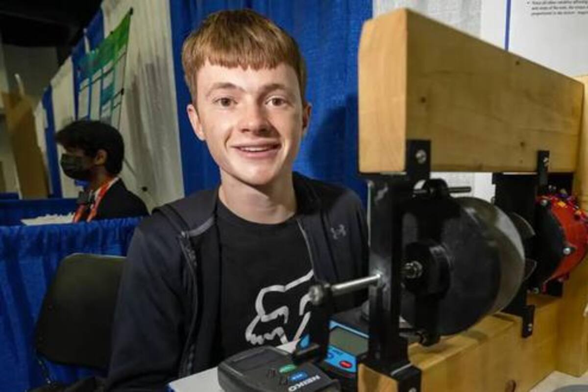 Robert Sansone posa con su invento