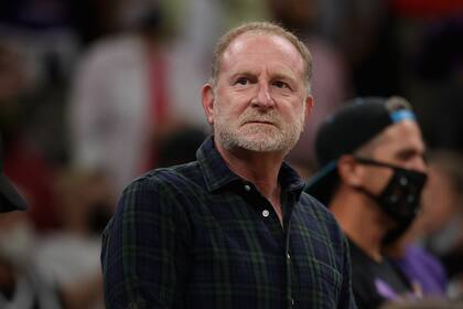 Robert Sarver venderá A los Phoenix Suns y Mercury tras ser acusado de racismo y misoginia