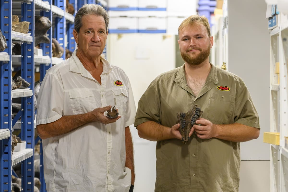 Robert Sinibaldi y Joseph Branin posan con dos de las piezas encontradas