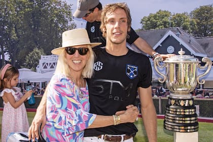 Robert Strom, que a lo largo de todo el torneo se lució haciendo 31 goles, recibe las felicitaciones de su mamá, Alexandra Zellinger de Balkany.