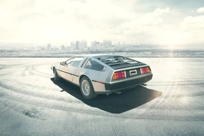 Robert Zemeckis y Bob Gale eligieron el DeLorean por su aspecto extraño y sus puertas de apertura vertical