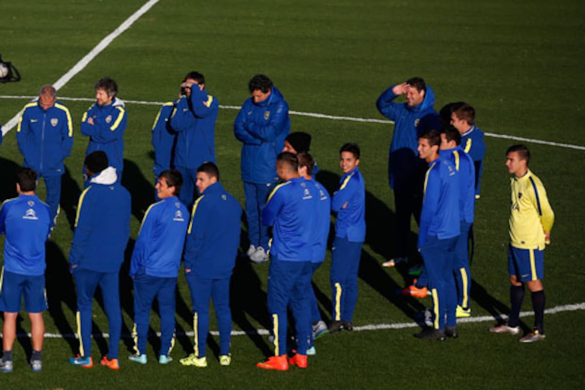 Roberti le da la bienvenida a Tevez, rodeado por todo el plantel xeneize