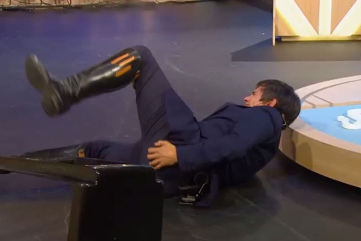 Robertito Funes Ugarte se cayó en medio de su programa Quién sabe más de Argentina