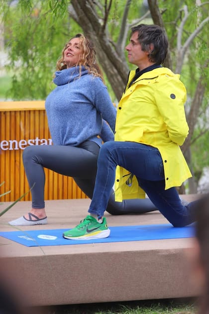 Robertito haciendo yoga by Tena, con Nicole Guillemette