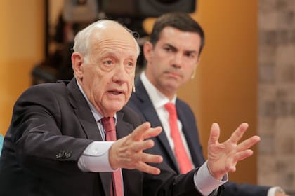El candidato de Consenso Federal tomó distancia de Macri y Fernández, e insiste en superar el antagonismo