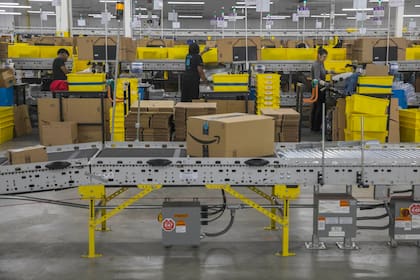 Roberto Alfonzo fue mostrando cómo es trabajar en el depósito de Amazon (Archivo Hiroko Masuike/The New York Times)