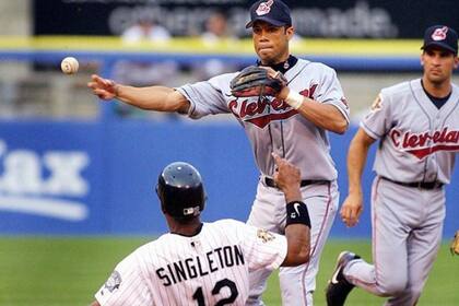 Roberto Alomar ingresó al Salón de la Fama en 2011, mientras Vizquel sigue esperando su lugar