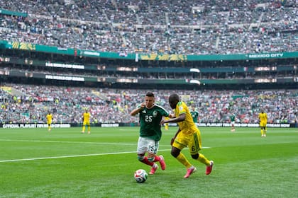 Roberto Alvarado, de México, disputa el balón con Aubrey Modiba, de Sudáfrica (izquierda), durante el partido de fútbol del Grupo A de la Copa Mundial entre México y Sudáfrica en la Ciudad de México