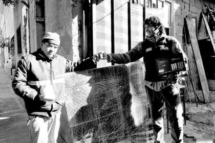 Roberto "Coco" Niz en la recibe a uno de los trabajadores de la cooperativa "El corre camino"